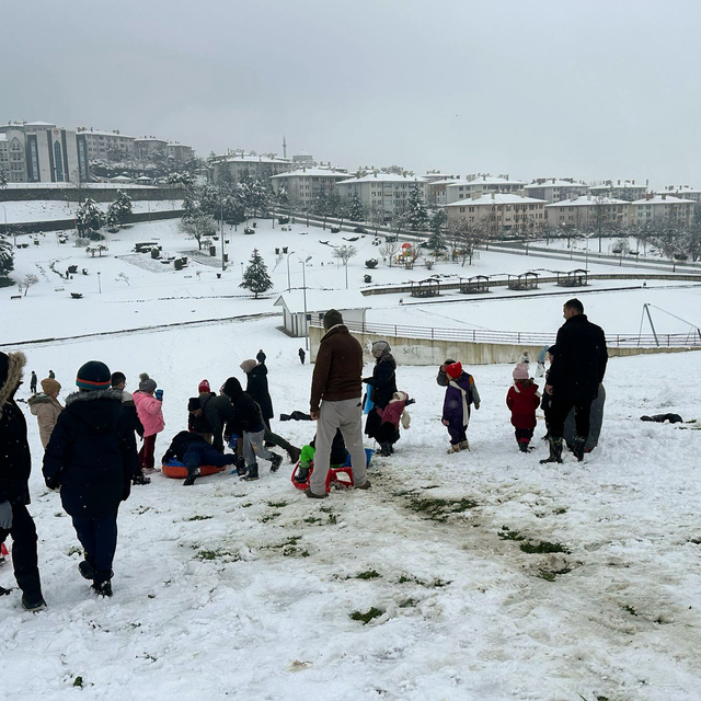 Düzce'de çocuklar kar tatilinin keyfini çıkardı