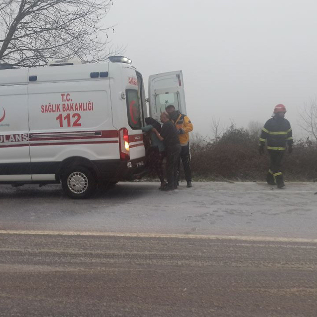 Kocaeli'de iki otomobilin çarpıştığı kazada 7 kişi yaralandı