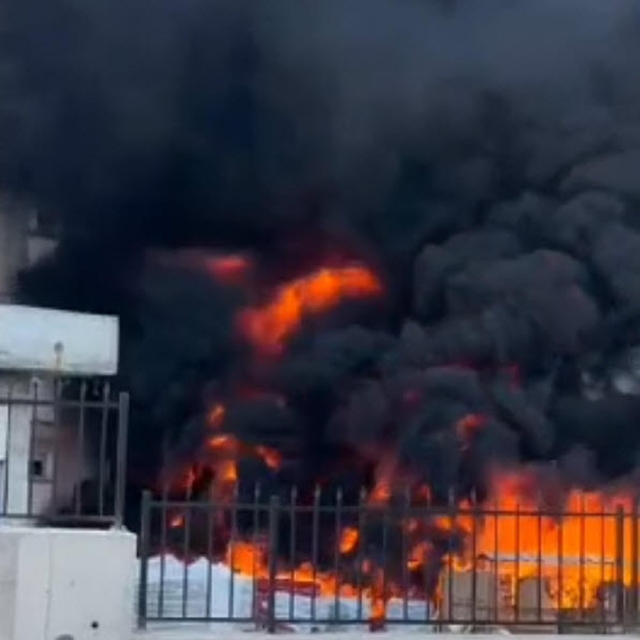 İzmir'de inşaat halindeki okul bahçesinde yangın