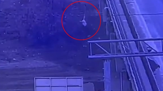 Viyadükten baraj gölüne atladı, jandarmanın attığı bidonlara tutunup kurtuldu; o anlar kamerada