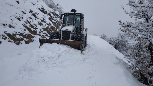 Elazığ'da, yolu kardan kapanan 258 köy yolu, ulaşıma açıldı (3)