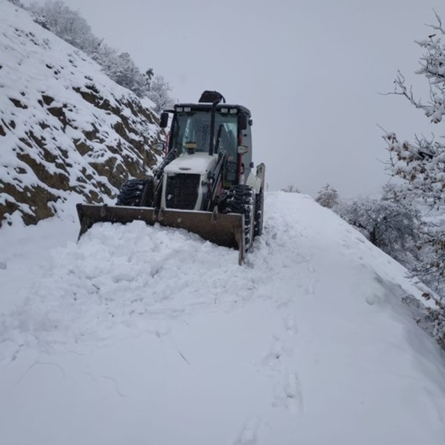 Elazığ'da, yolu kardan kapanan 258 köy yolu, ulaşıma açıldı (3)
