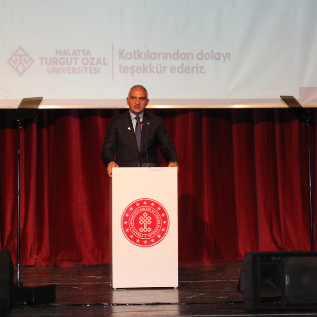 Bakan Ersoy'dan 'Deprem Şehitliği'ne ziyaret (3)