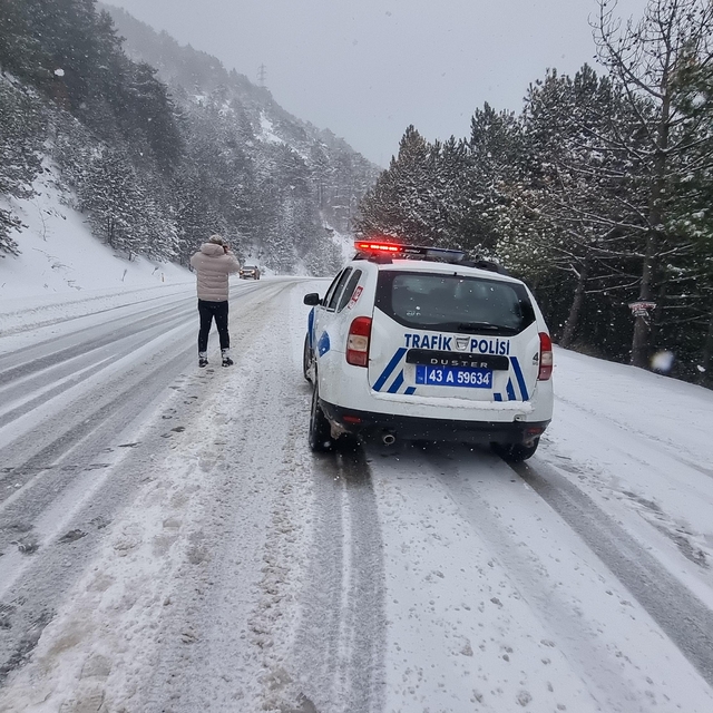 Domaniç'te kar kalınlığı 40 santimetreye ulaştı; yol ağır vasıtalara kapatı...