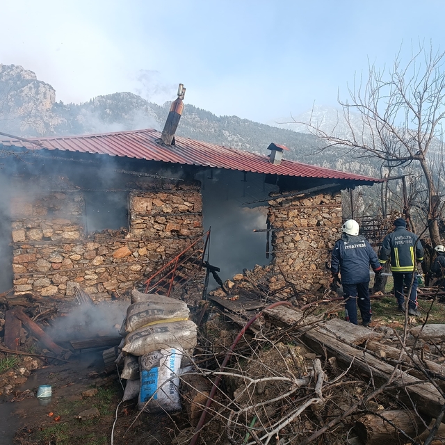 Antalya'da müstakil evde çıkan yangın söndürüldü