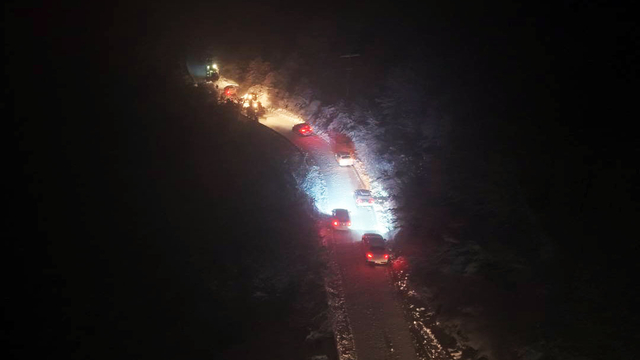 Sakarya'da kar nedeniyle yolda mahsur kalan 25 araç kurtarıldı