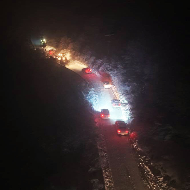 Sakarya'da kar nedeniyle yolda mahsur kalan 25 araç kurtarıldı