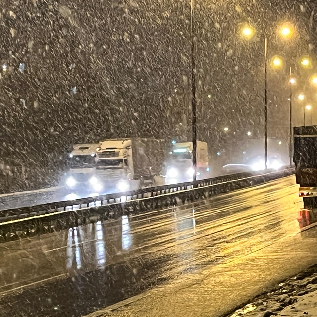 Kocaeli'de kar yağışı nedeniyle skuter ve motosikletlerin trafiği çıkışı ya...