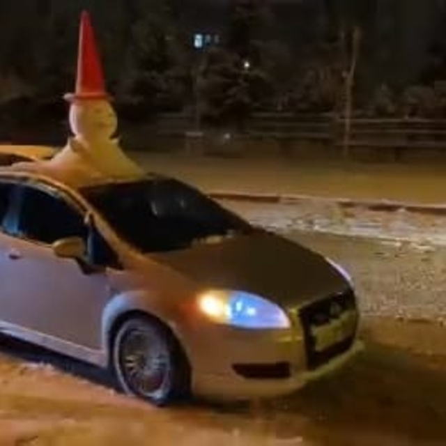 Otomobilinin tavanına yaptığı 'kardan adam' ile şehir turu attı