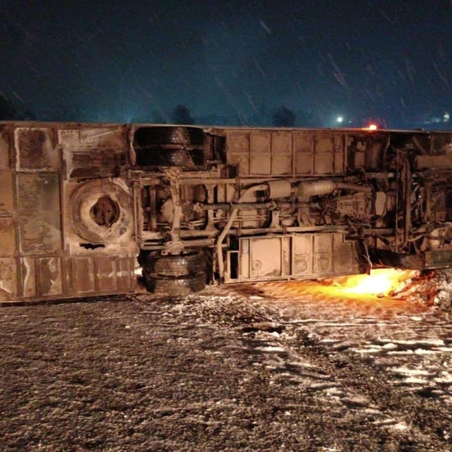 Kütahya'da maden işçilerinin taşındığı servis midibüsü devrildi: 3 yaralı