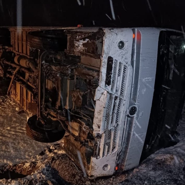 Kütahya'da işçi servisinin devrilmesi sonucu 3 kişi yaralandı