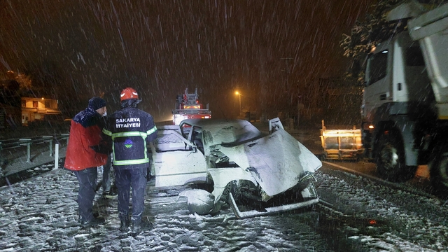 Sakarya'da bariyere çarpan otomobildeki 2 kişi yaralandı