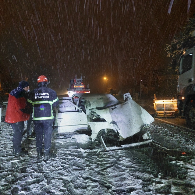 Sakarya'da bariyere çarpan otomobildeki 2 kişi yaralandı