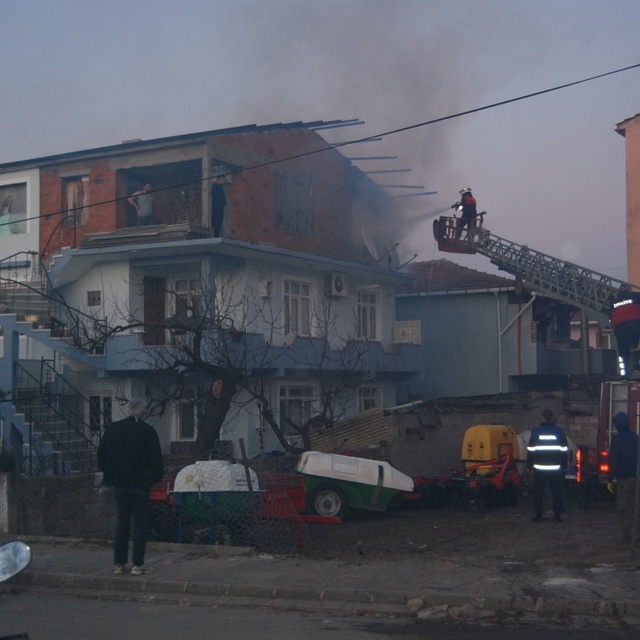 Bayramiç'te çatı yangını itfaiye ekiplerince söndürüldü