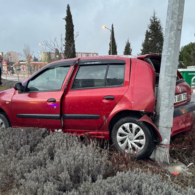Bilecik'te otomobil önce refüje ardından aydınlatma direğine çarptı