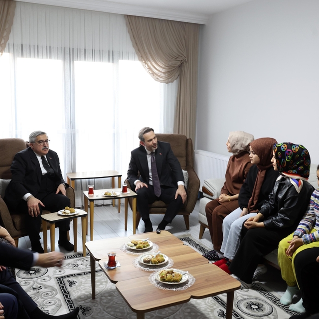 Enerji ve Tabii Kaynaklar Bakanı Bayraktar'dan Hatay'da depremzede ailelere...