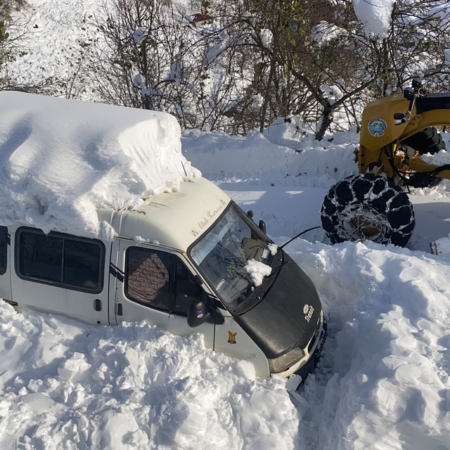 Salıpazarı Belediyesinin karla mücadele çalışmaları sürüyor