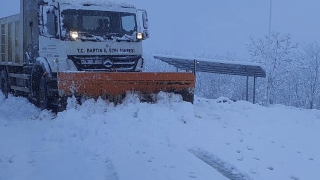 Bartın'da kar yağışı nedeniyle 34 köy yolu ulaşıma kapandı