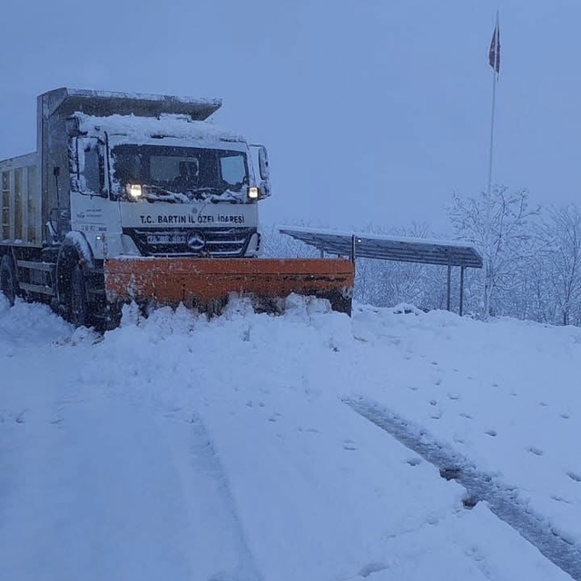 Bartın'da kar yağışı nedeniyle 34 köy yolu ulaşıma kapandı