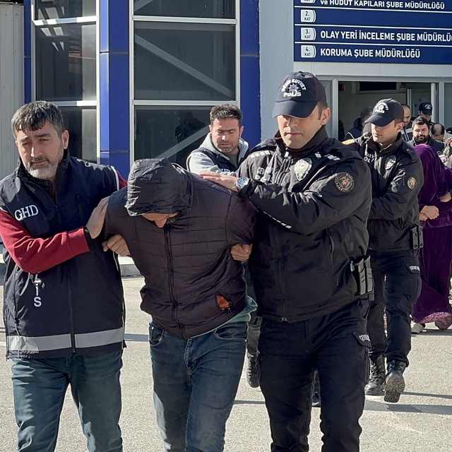 Adana merkezli göçmen kaçakçılığı operasyonunda yakalanan 3 zanlı tutukland...