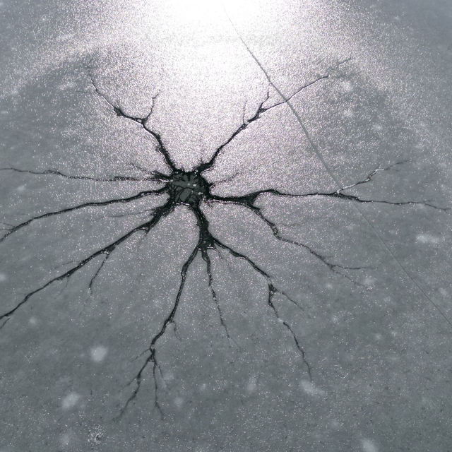 Baraj gölünün buz tutan yüzeyinde ilginç şekiller