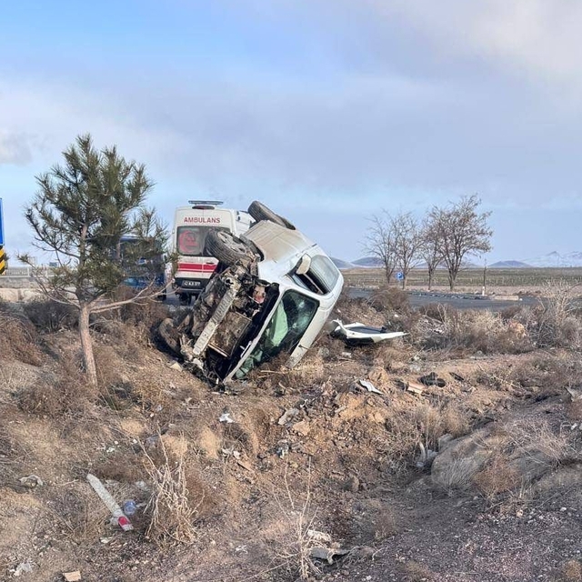 Konya'da şarampole devrilen otomobildeki 5 kişi yaralandı