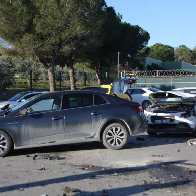 Antalya'da midibüs ve iki otomobilin karıştığı kazada 2 kişi yaralandı