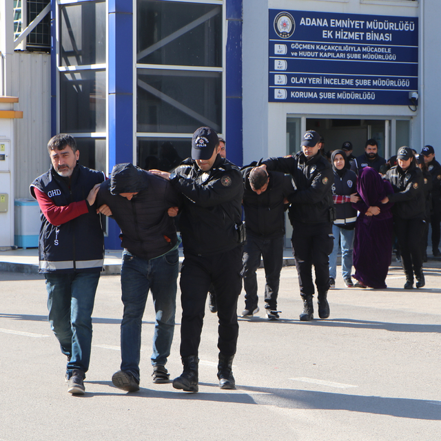 Göçmenleri Avrupa'ya götürmek için kişi başı 20 bin dolar alan çeteye opera...