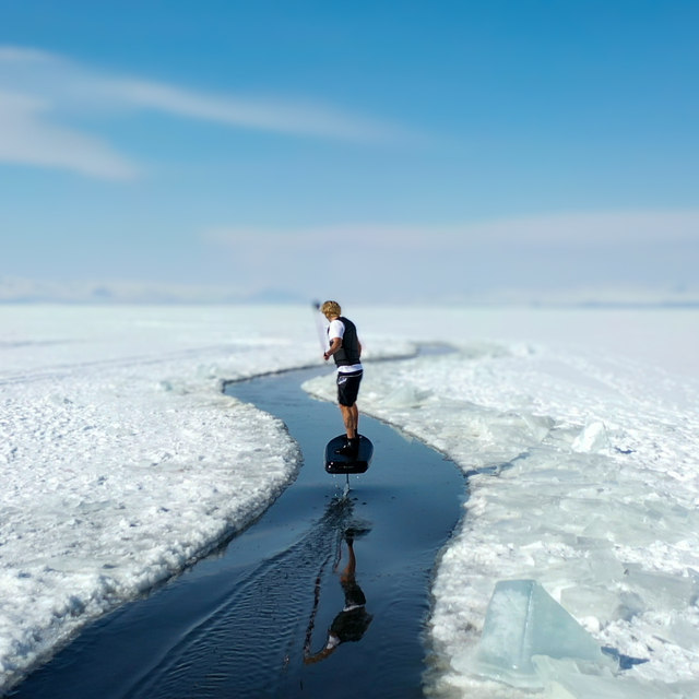 Buzla kaplı Çıldır Gölü'nde Süleyman Atlı, sörf ve cross motor gösterisi ya...