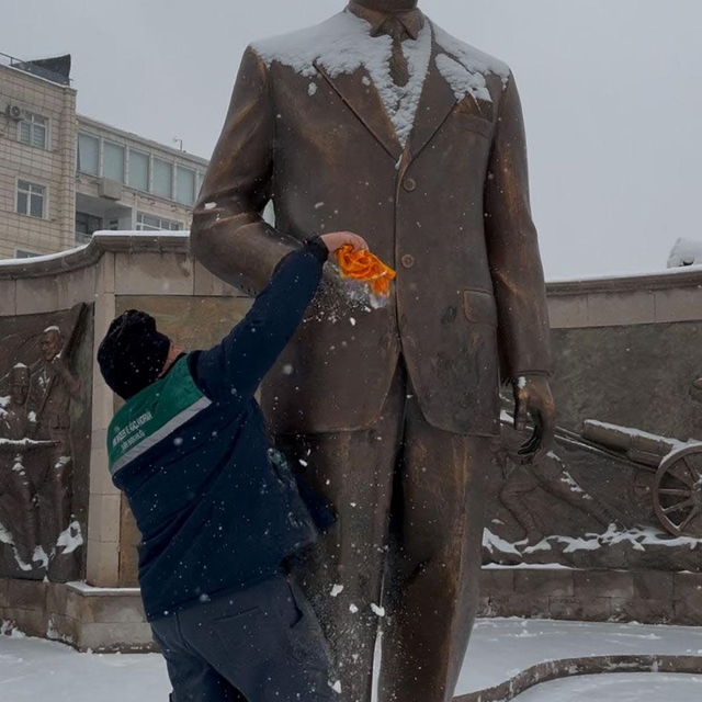 Atatürk Anıtı'nın üzerindeki karları temizledi
