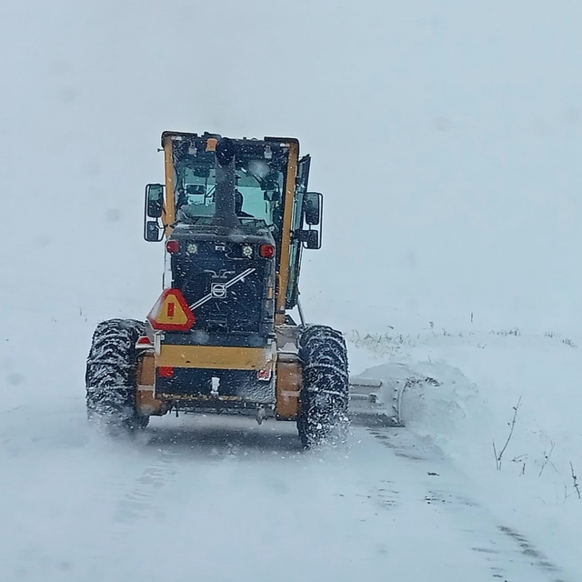 Sivas'ta kar ve tipi nedeniyle 374 köy yolu ulaşıma kapandı