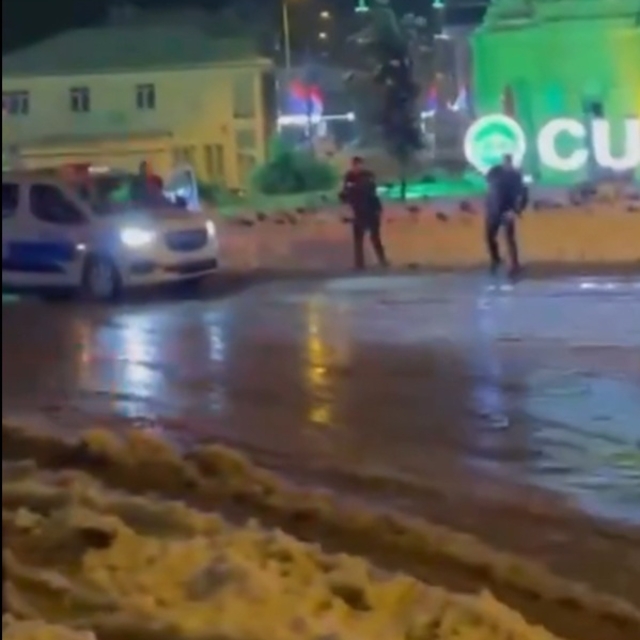 Gençlerin isteğini kırmayan polisler, kar topu oyununa eşlik etti