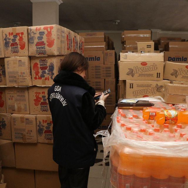 Ağrı'da denetimde tespit edilen tarihi geçmiş 23 kamyonluk gıda imha edildi