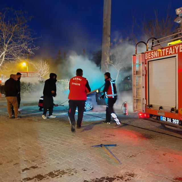 Adıyaman'da seyir halindeki otomobil alev aldı