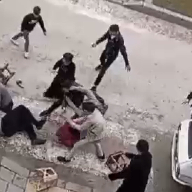 Duruşma sonrası tabure ve sopalarla birbirine girdiler