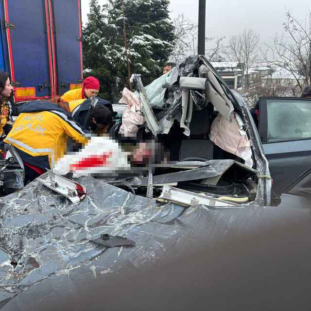 Otomobil, TIR'a çarptı; baba öldü, anne, çocuğu ve sürücü yaralandı