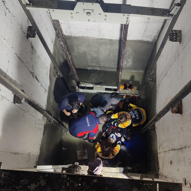 Diyarbakır'da asansör boşluğuna düşen inşaat işçisi yaralandı