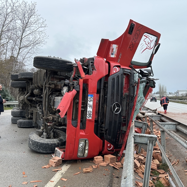 Sinop'ta tuğla yüklü kamyonun devrildiği kazada sürücü yaralandı