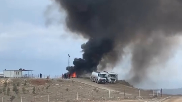 Batman'da atık petrol havuzunda çıkan yangın söndürüldü