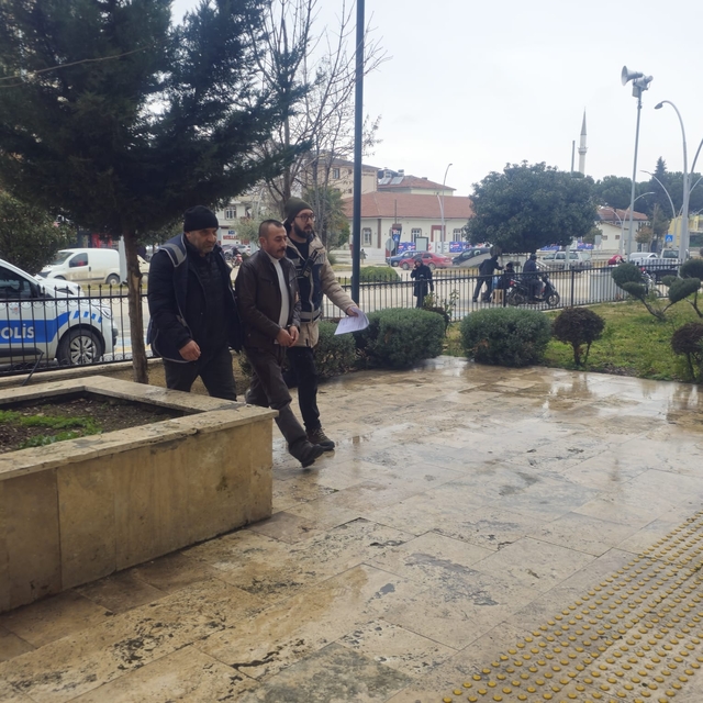 Tokat'ta bir tırda 5 düzensiz göçmen yakalandı