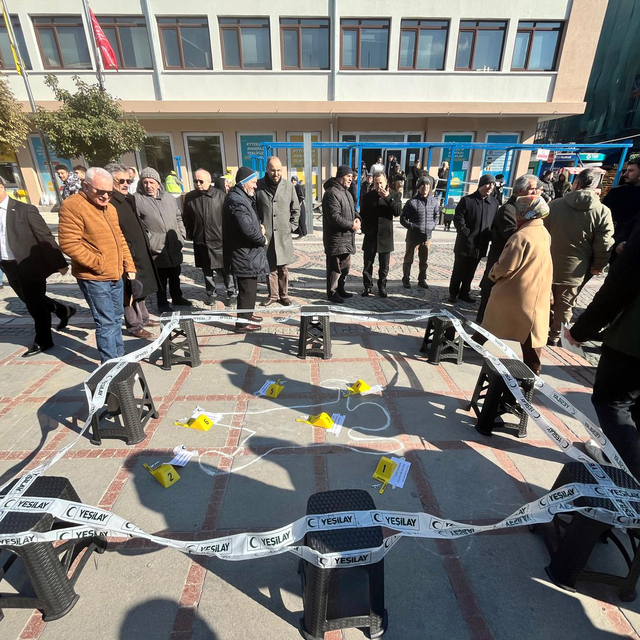 Sigaranın zararlarına dikkat çekmek için cadde ortasında 'olay yeri' sahnes...