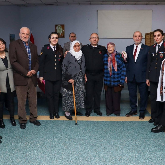 Eskişehir'de jandarma personelinden huzurevine ziyaret