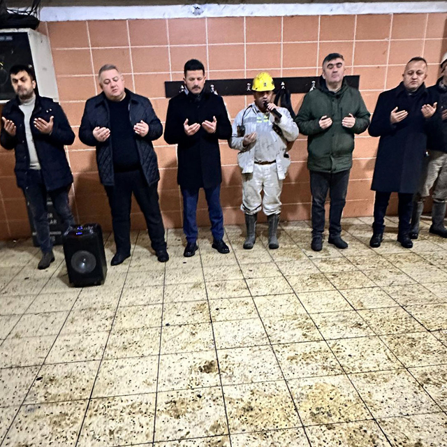 Zonguldak'ta madenciler 6 Şubat depremlerinde hayatını kaybedenler için dua...