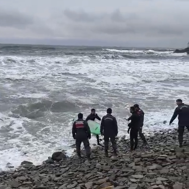 Dalgalı denizde sörf yaparken boğulma tehlikesi geçirdiler