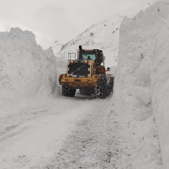 Hakkari'de mezra yoluna düşen çığ ekiplerce temizlendi