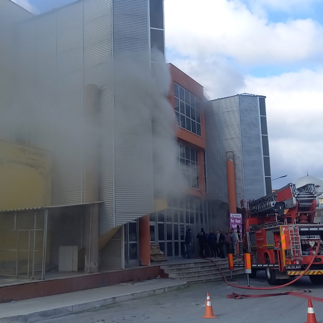 Manisa Ayakkabıcılar Sitesi'nde çıkan yangın kontrol altına alındı