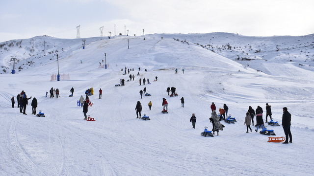 Bitlis'te koruma altındaki çocuklar kayak keyfi yaptı