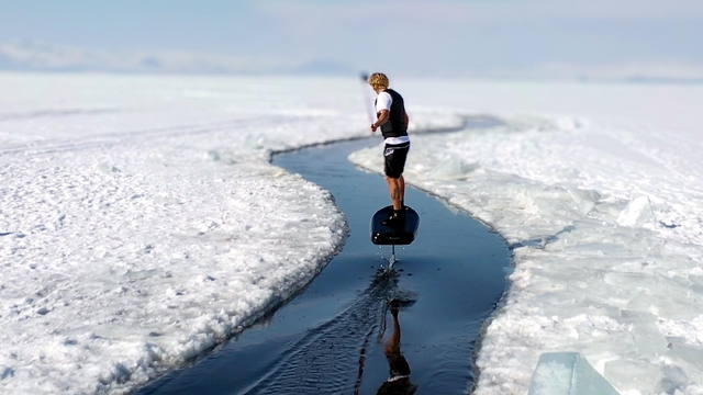 Buz kaplı Çıldır Gölü'nde nefes kesen sörf gösterisi