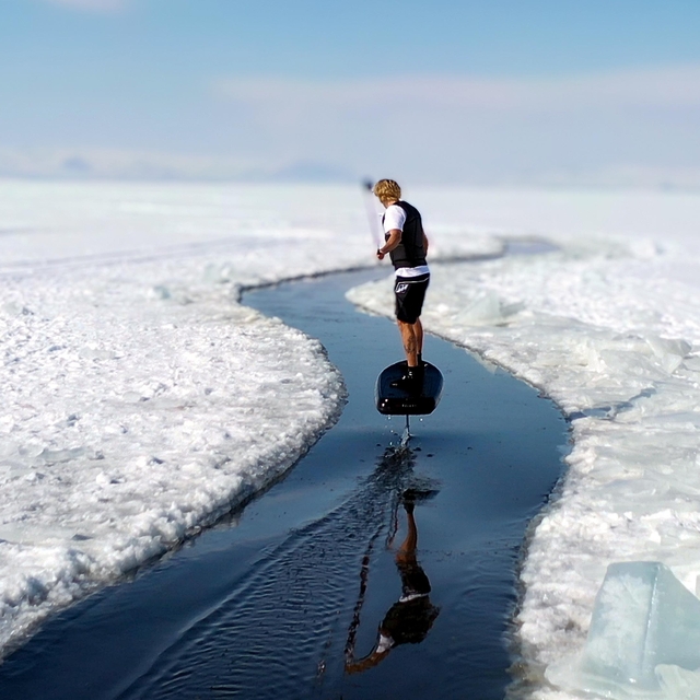 Buz kaplı Çıldır Gölü'nde nefes kesen sörf gösterisi