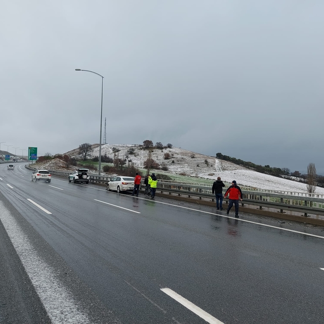 İstanbul-İzmir otoyolundaki 2 farklı kazada 2 kişi yaralandı